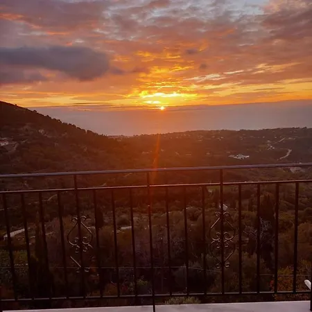 Natasha Villa Ratzaklíon