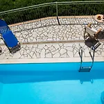 Villa Natasha Radzaklí